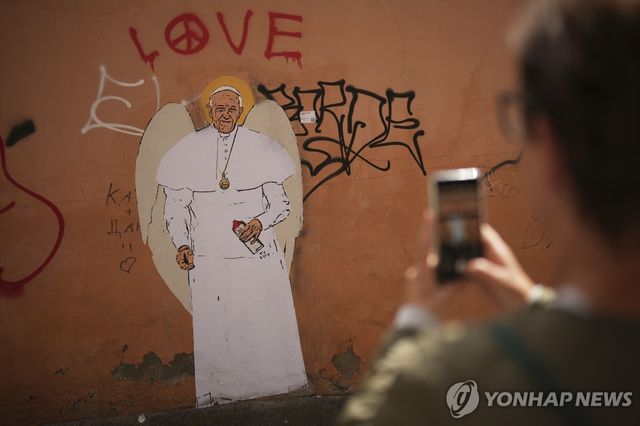 프란치스코 교황을 그린 바티칸 인근 벽화