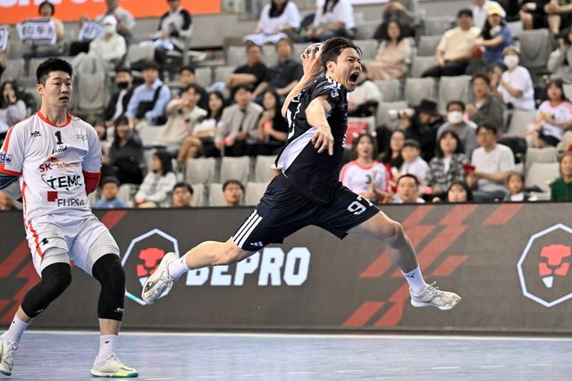 26일 챔피언결정전 3차전에서 슛을 던지는 두산 김연빈