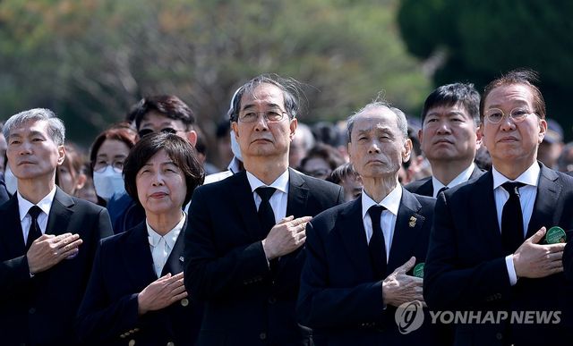 한덕수 권한대행, 순직의무군경의 날 기념식 국민의례