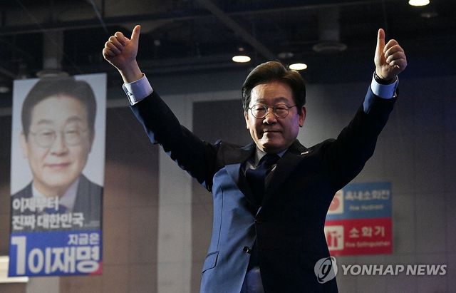 양손 들어 인사하는 더불어민주당 이재명 대선 후보