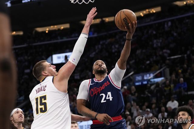 슛하는 파월(오른쪽), 막으려는 요키치