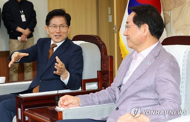 대화하는 김문수 후보와 유정복 시장