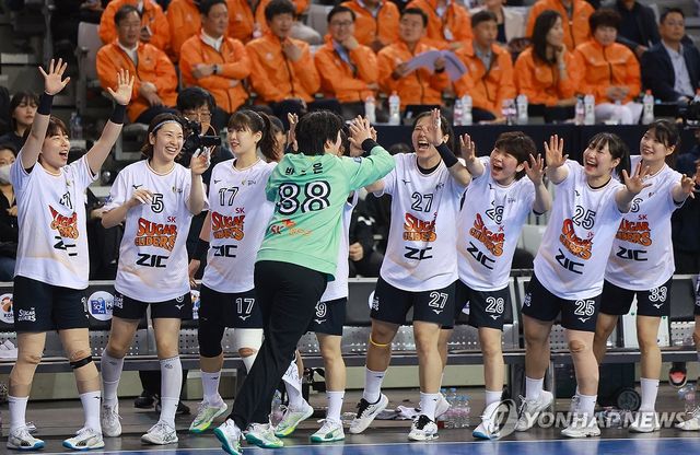 환호하는 박조은과 선수들