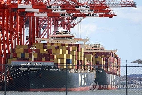 미국 항만의 화물선