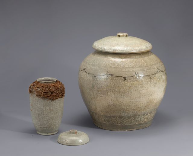 국보 '분청사기 인화국화문 태항아리'