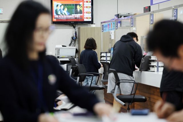 민원 업무보는 공무원들