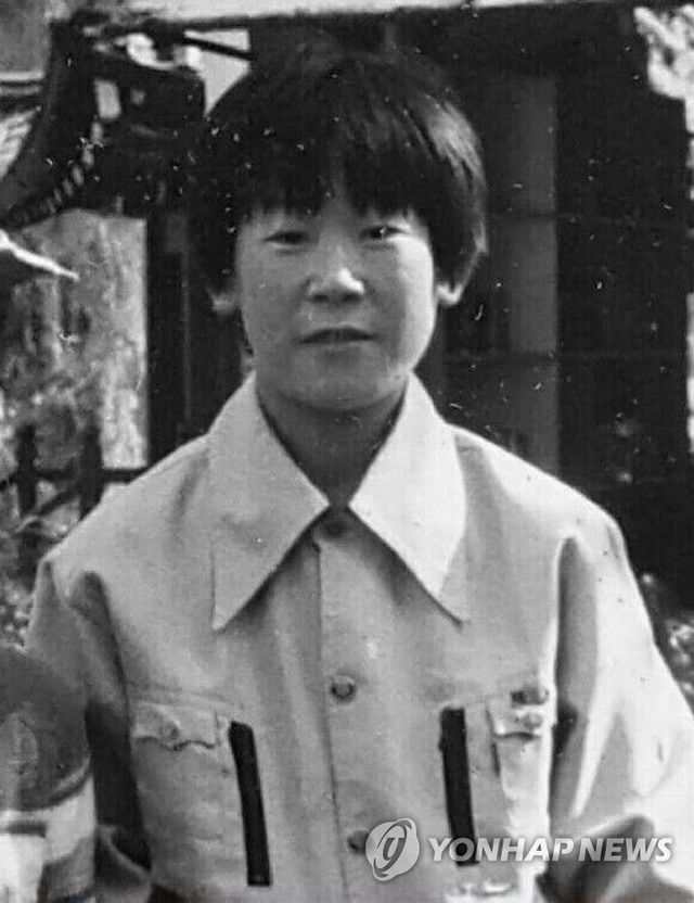 1978년 야구 글로브 공장인 '대양실업' 소년공 시절의 더불어민주당 이재명 대선 후보 모습. 그해 4월 말 고입 검정고시학원에 등록해 8월 합격했다. [이재명 후보 측 제공. 재판매 및 DB 금지]