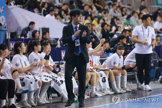 득점에 손뼉 치는 김경진 감독