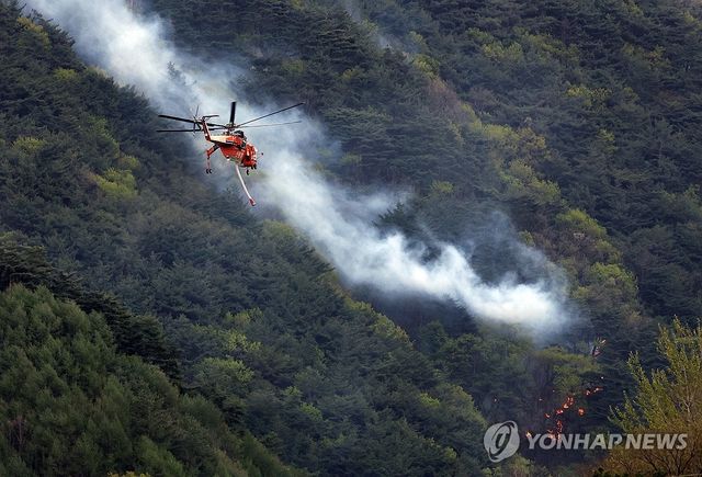 인제 산불 이틀째…진화 작업 분주한 헬기
