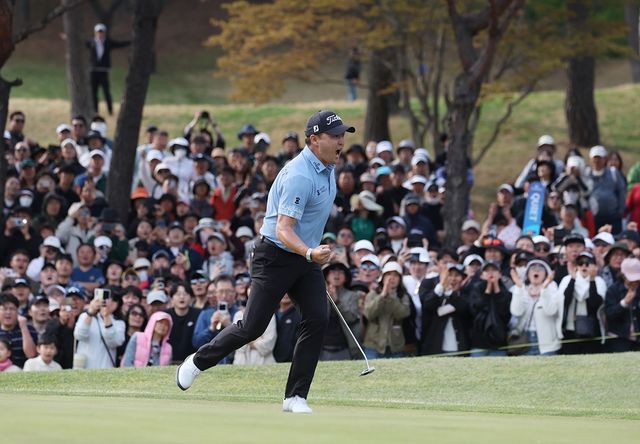 연장전에서 버디 퍼트를 넣고 주먹을 불끈 쥔 이태훈.