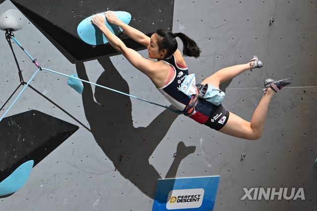 리드 결승에서 등반을 펼치는 서채현