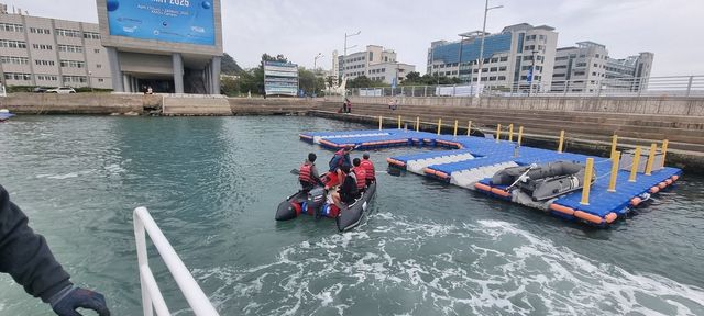 구조되는 고무보트 이용객들