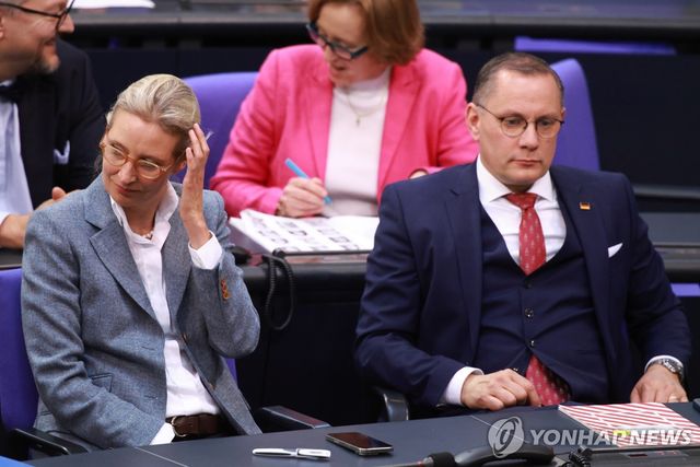 독일 AfD 공동대표 바이델(왼쪽)과 크루팔라