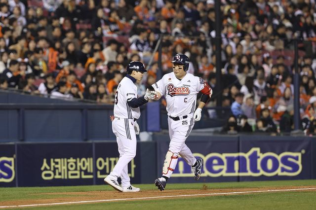 홈런을 치고 들어오는 두산 양의지.