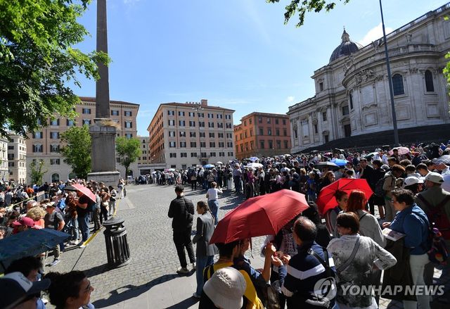 교황의 무덤이 안치된 산타 마리아 마조레 대성전 입장 위해 줄 선 사람들