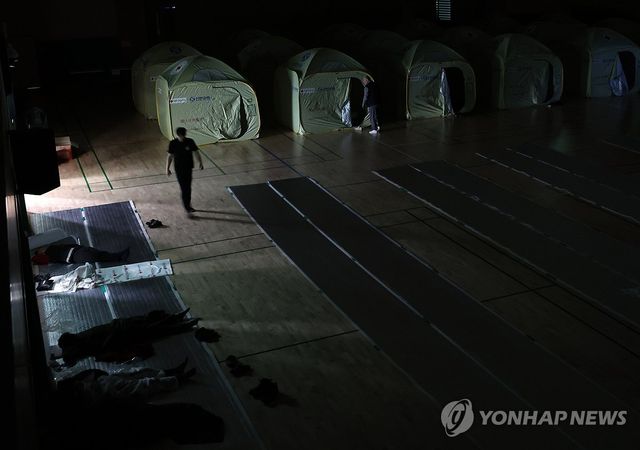 인제 산불 이틀째…밤 지샌 주민들