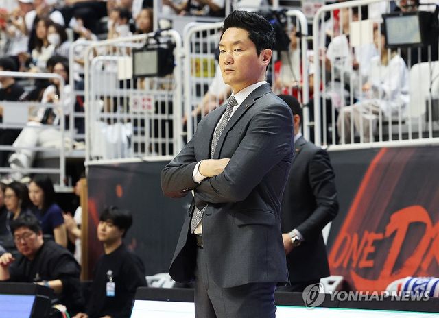 경기 지켜보는 전희철 감독