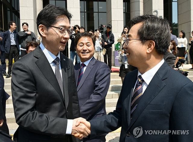 인사하는 김경수, 김동연 대선 경선 후보