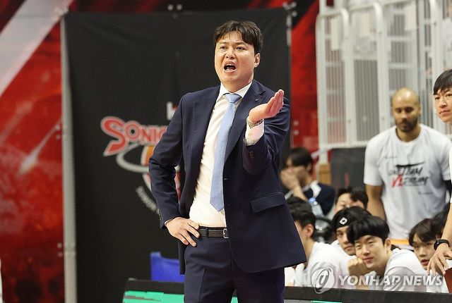 작전 지시하는 송영진 감독