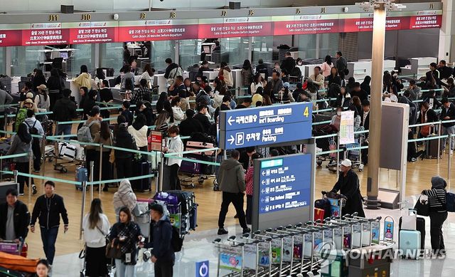 무비자 첫날, 북적이는 중국행 항공편 카운터