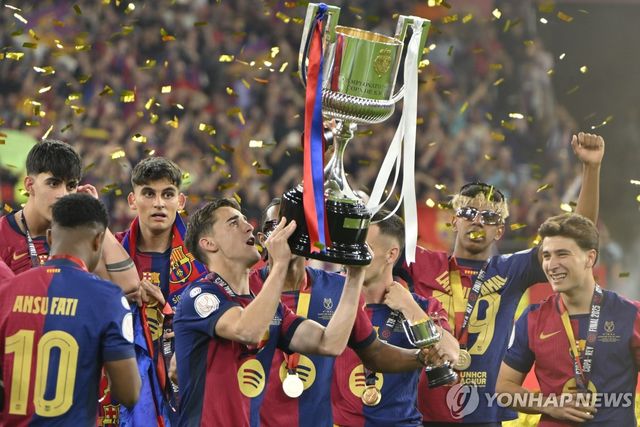 국왕컵 우승 트로피를 들어 올리고 기뻐하는 바르셀로나 선수들