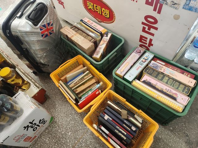 홍창해씨가 가게에 쌓아둔 일기장과 사진첩