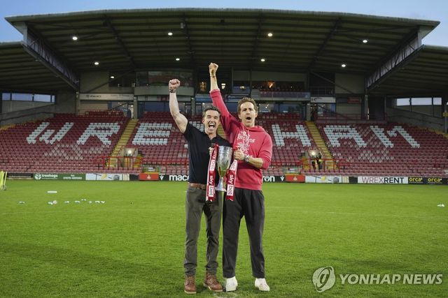 렉섬 공동 구단주인 라이언 레이놀즈(오른쪽)과 롭 맥엘헨리