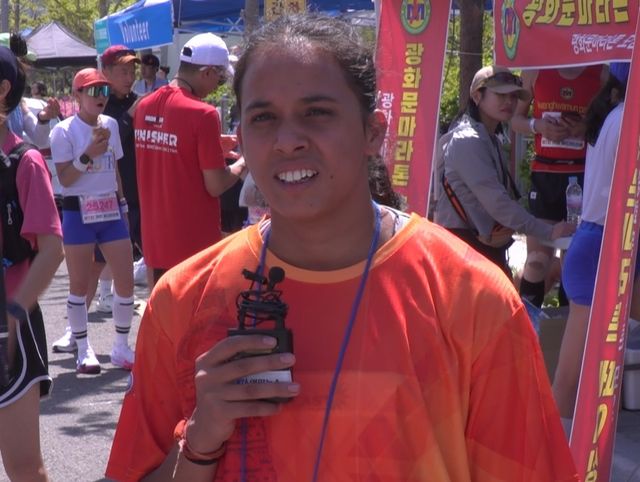 하프 여자부문 1등 차지한 시루 야다브(인도)씨