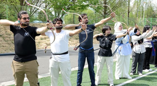  전북대 국궁동아리 '한활' 회원들 연습