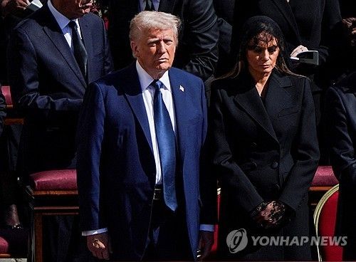 프란치스코 교황 장례식 참석한 트럼프 미국 대통령 부부