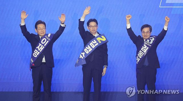 지지자들에게 인사하는 이재명-김경수-김동연 후보