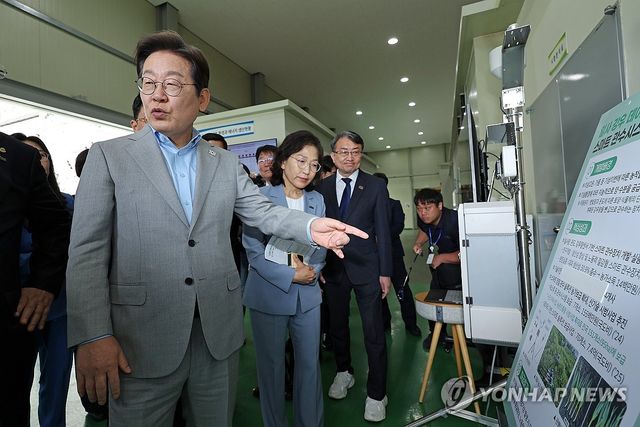 질문하는 이재명 후보