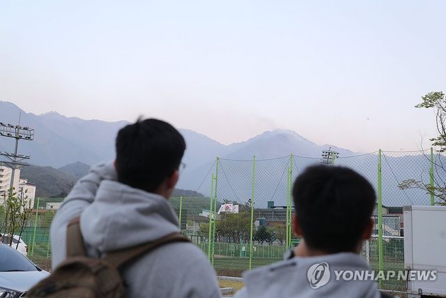 인제 산불 바라보는 시민