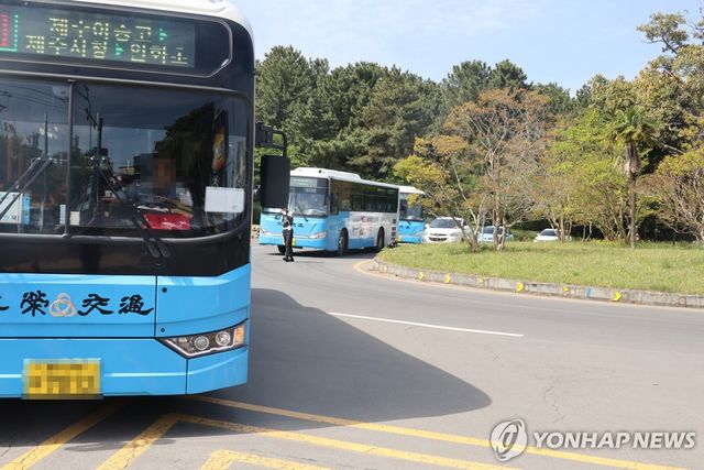 교통 통제로 혼잡한 제주대 정문 앞