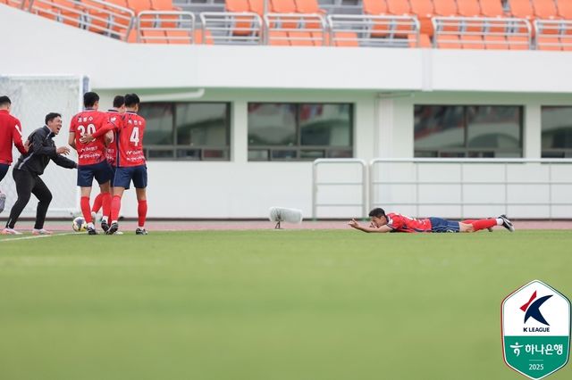 '엎드려 쏴!' 세리머니를 선보인 김천 박상혁