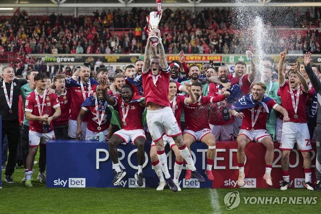 잉글랜드 2부리그 승격을 확정한 뒤 환호하는 렉섬 선수들 