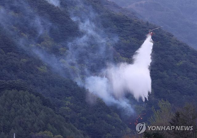 인제 산불 이틀째…진화 작업 분주한 헬기