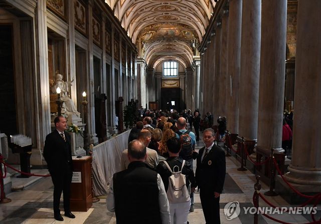 교황 안치된 성모 대성전 방문한 일반 신자들
