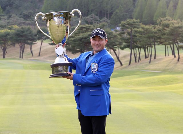 우승 트로피를 든 이태훈.