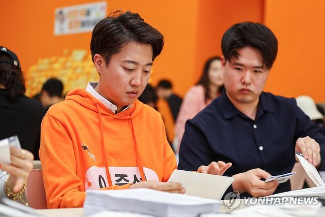 손편지 홍보물 봉입행사 나선 이준석 후보