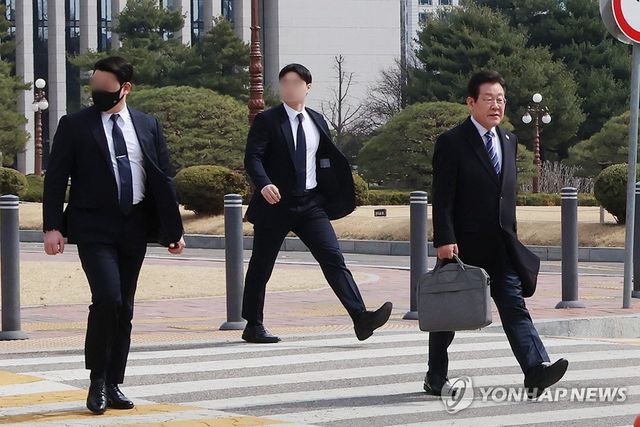 '국회 경내에서도 경호원들과 함께'