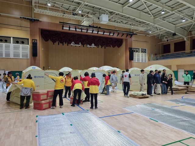 이재민 대피소에 쉘터 설치하는 강원적십자사