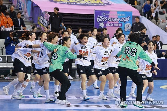 핸드볼 여자부 2년 연속 통합 우승 달성한 SK 슈가글라이더즈
