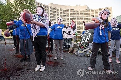 백악관 기자단 행사장 밖 친팔레스타인 시위대