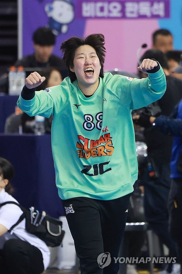 환호하는 박조은