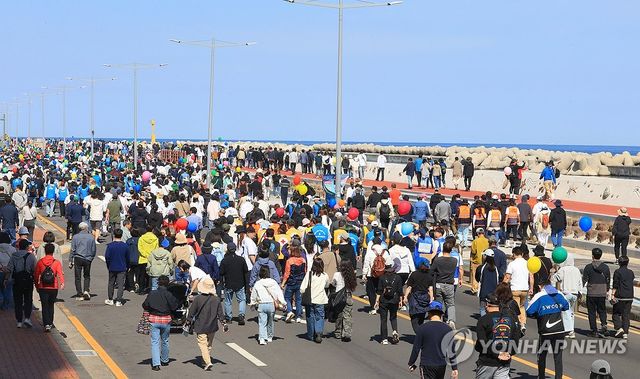 제주서 열린 '차 없는 거리 걷기' 행사