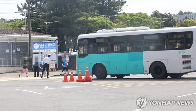교통 통제로 혼잡한 제주대 정문 앞