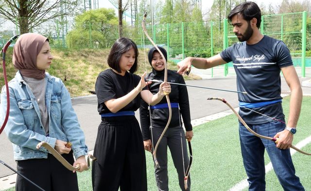  활쏘기 자세 배우는 '한활' 회원들 