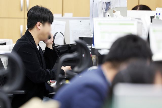 민원 전화 받는 공무원