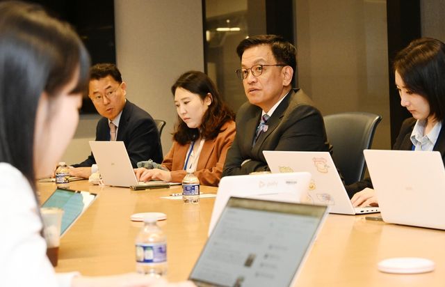 인터뷰 하는 최상목 부총리